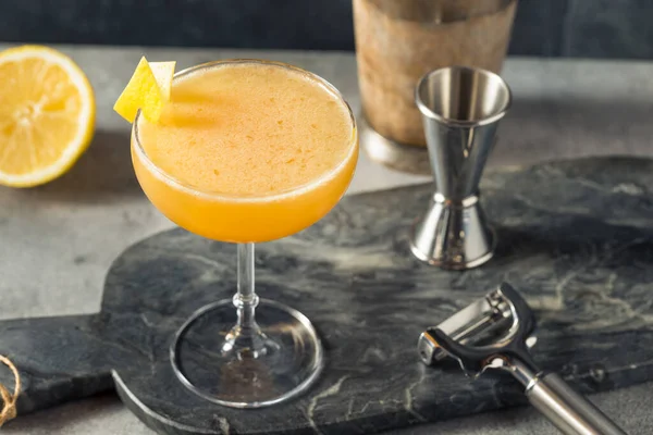 Boozy Verfrissende Applejack Rabbit Cocktail Met Citroen Sinaasappel — Stockfoto