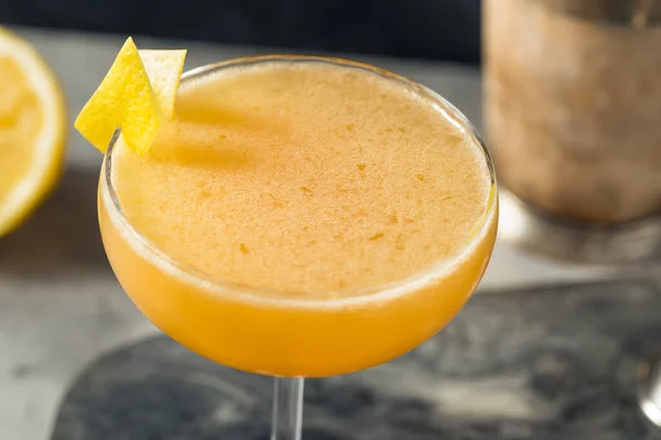 Boozy Verfrissende Applejack Rabbit Cocktail Met Citroen Sinaasappel — Stockfoto