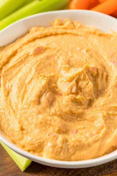 Hemlagad Röd Paprika Hummus Dip Med Pita Och Veggies — Stockfoto