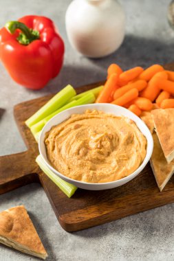 Ev yapımı Kırmızı Biber Humus. PIta ve sebzeli.