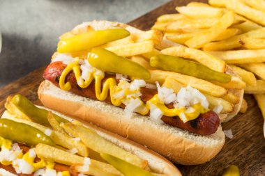 Ev yapımı Chicago Style Depresyon Köpeği Patates Hardal Biberli ve Soğanlı