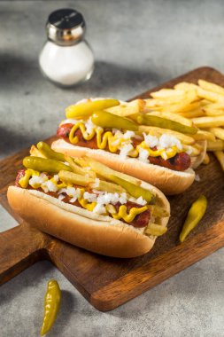 Ev yapımı Chicago Style Depresyon Köpeği Patates Hardal Biberli ve Soğanlı