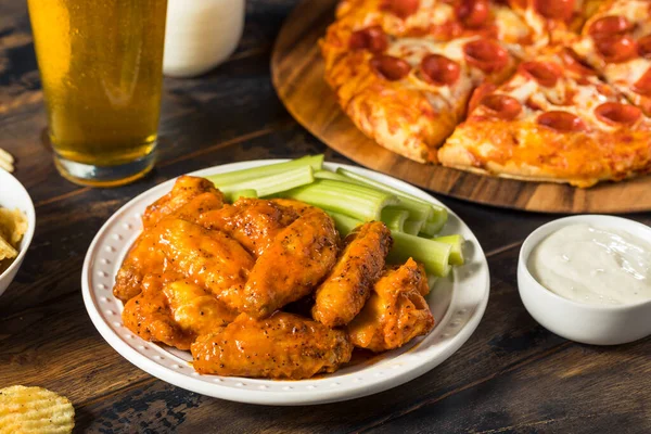 Zelfgemaakte Pepperoni Pizza Chicken Wings Bier Voor Een Football Party — Stockfoto