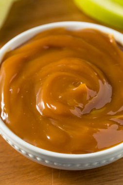 Ev yapımı Karamelli Dip Yeşil Elmalı Yemeye Hazır