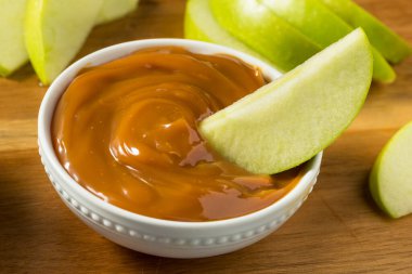 Ev yapımı Karamelli Dip Yeşil Elmalı Yemeye Hazır