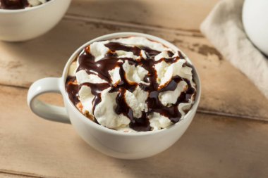 Krem şantili ve çikolatalı sıcak mocha kahvesi.