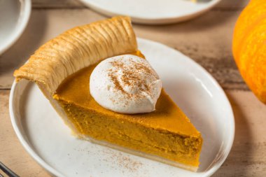 Krem şanti ve baharatlı ev yapımı Şükran Günü kabağı turtası.