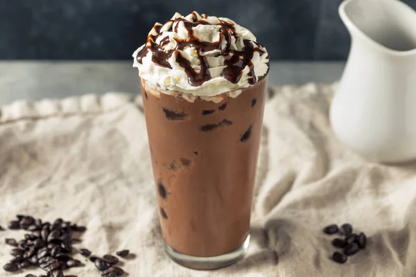 Krem Şantili Çikolatalı Soğuk Buzlu Kahve — Stok fotoğraf