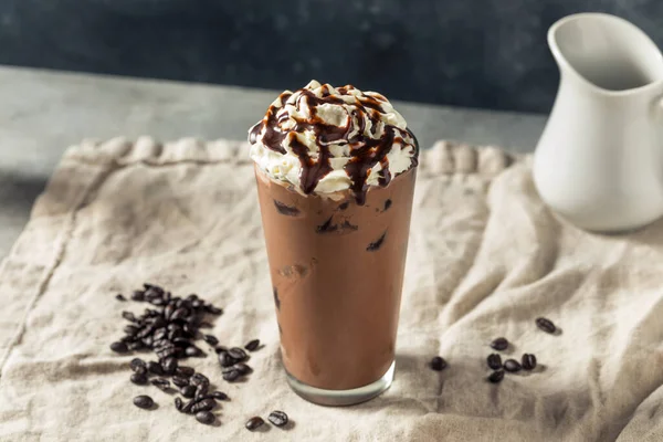冷たいアイスモカコーヒーとホイップクリームとチョコレート — ストック写真