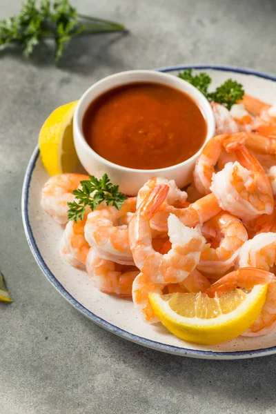 Hausgemachter Kalter Shrimp Cocktail Mit Zitrone Und Soße — Stockfoto