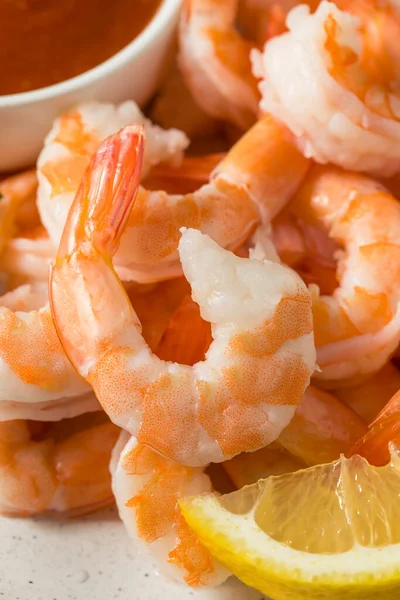 Hausgemachter Kalter Shrimp Cocktail Mit Zitrone Und Soße — Stockfoto