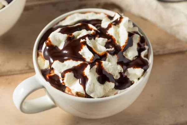 Ζεστό Ζεστό Ζεστό Καφέ Mocha Κρέμα Γάλακτος Και Σοκολάτα — Φωτογραφία Αρχείου