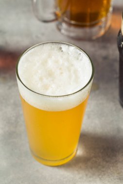 Farklı Kupalardaki Soğuk Tazeleyici Karışık Biralar