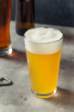 Farklı Kupalardaki Soğuk Tazeleyici Karışık Biralar