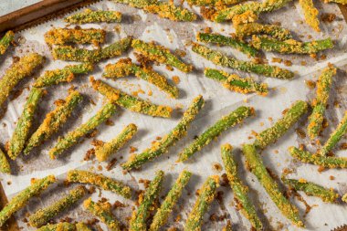 Ev yapımı tuzlu ve biberli gevrek yeşil fasulye.