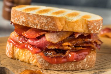 Ev yapımı İngiliz Bacon Sandviçi. Tost ve ketçaplı.