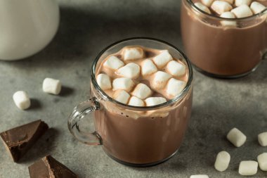 Sıcak sıcak kakao. Şekerlemeli çikolata.