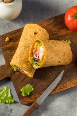 Marul ve domatesli ev yapımı kızarmış tavuk paketi.