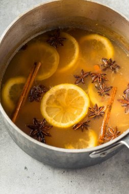 Ev yapımı Wassail Limon ve Tarçınlı Elma Şarabı