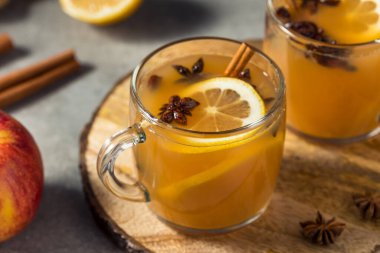 Ev yapımı Wassail Limon ve Tarçınlı Elma Şarabı