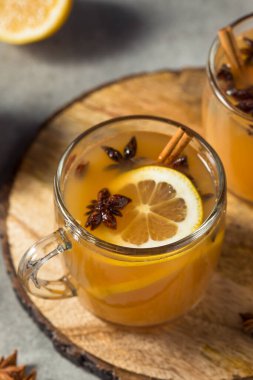 Ev yapımı Wassail Limon ve Tarçınlı Elma Şarabı
