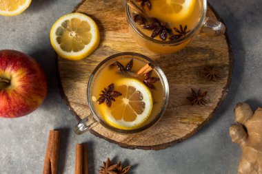 Ev yapımı Wassail Limon ve Tarçınlı Elma Şarabı