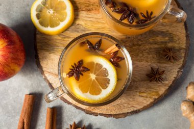 Ev yapımı Wassail Limon ve Tarçınlı Elma Şarabı