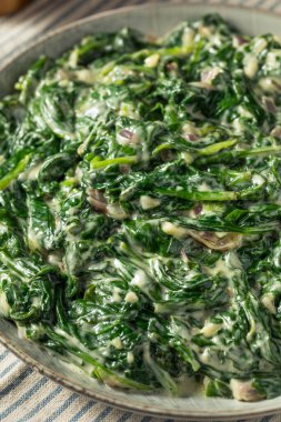 Ev yapımı kremalı, soğan ve sarımsaklı ıspanak.