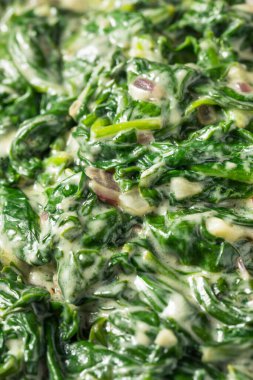 Ev yapımı kremalı, soğan ve sarımsaklı ıspanak.