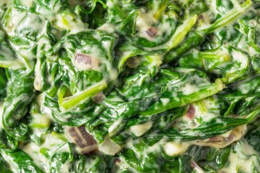 Ev yapımı kremalı, soğan ve sarımsaklı ıspanak.