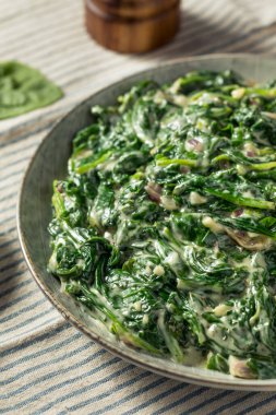 Ev yapımı kremalı, soğan ve sarımsaklı ıspanak.