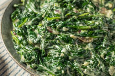 Ev yapımı kremalı, soğan ve sarımsaklı ıspanak.