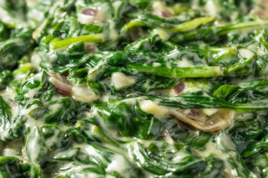 Ev yapımı kremalı, soğan ve sarımsaklı ıspanak.