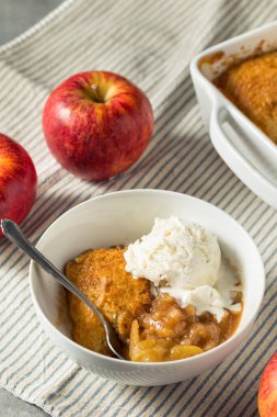 Dondurmalı ev yapımı elmalı tart.