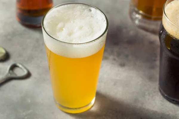 Frío Refrescante Surtido Cervezas Artesanales Diferentes Tazas —  Fotos de Stock