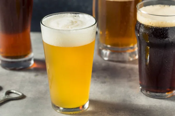 Frío Refrescante Surtido Cervezas Artesanales Diferentes Tazas —  Fotos de Stock