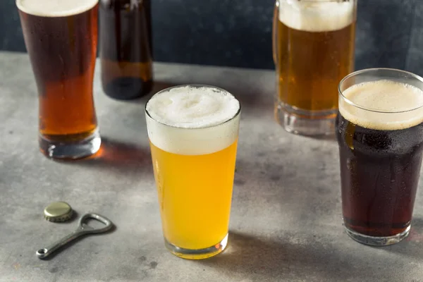異なるマグカップで冷たいさわやかな盛り合わせクラフトビール — ストック写真
