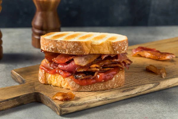自制的英国培根三明治 配以吐司和番茄酱 — 图库照片