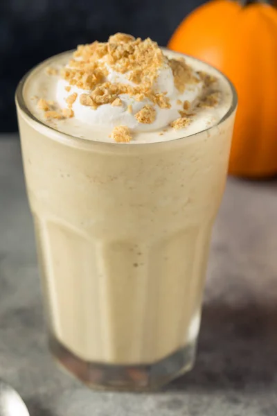 Domowej Roboty Pumpkin Spice Milk Shake Lodami — Zdjęcie stockowe