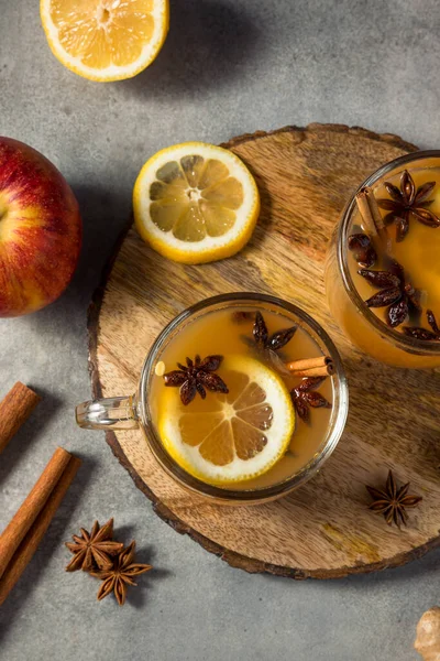Ev yapımı Wassail Limon ve Tarçınlı Elma Şarabı