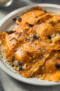 Adaçayı ve kahverengi tereyağlı ev yapımı tereyağlı Ravioli Pastası