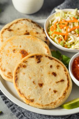 Curtido ve Salsa soslu ev yapımı Salvador Corn Pupusas.
