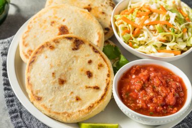 Curtido ve Salsa soslu ev yapımı Salvador Corn Pupusas.