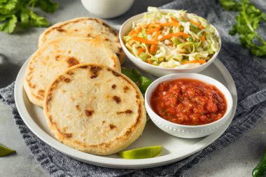Curtido ve Salsa soslu ev yapımı Salvador Corn Pupusas.