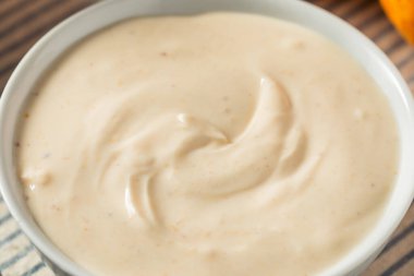 Kahvaltı için kaşık ile ev yapımı balkabağı baharatlı yoğurt.