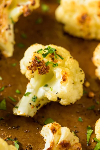 Coliflor Blanca Asada Casera Con Sal Pimienta —  Fotos de Stock