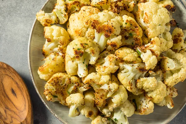 Coliflor Blanca Asada Casera Con Sal Pimienta — Foto de Stock