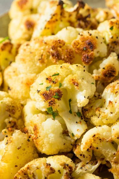 Coliflor Blanca Asada Casera Con Sal Pimienta — Foto de Stock