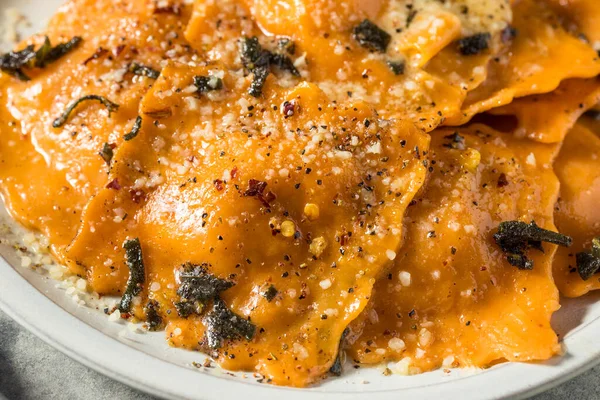 Zelfgemaakte Butternut Squash Ravioli Pasta Met Salie Bruine Boter — Stockfoto