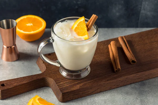 Latte Rinfrescante Alcolico Cocktail Miele Con Benedettino Cannella — Foto Stock